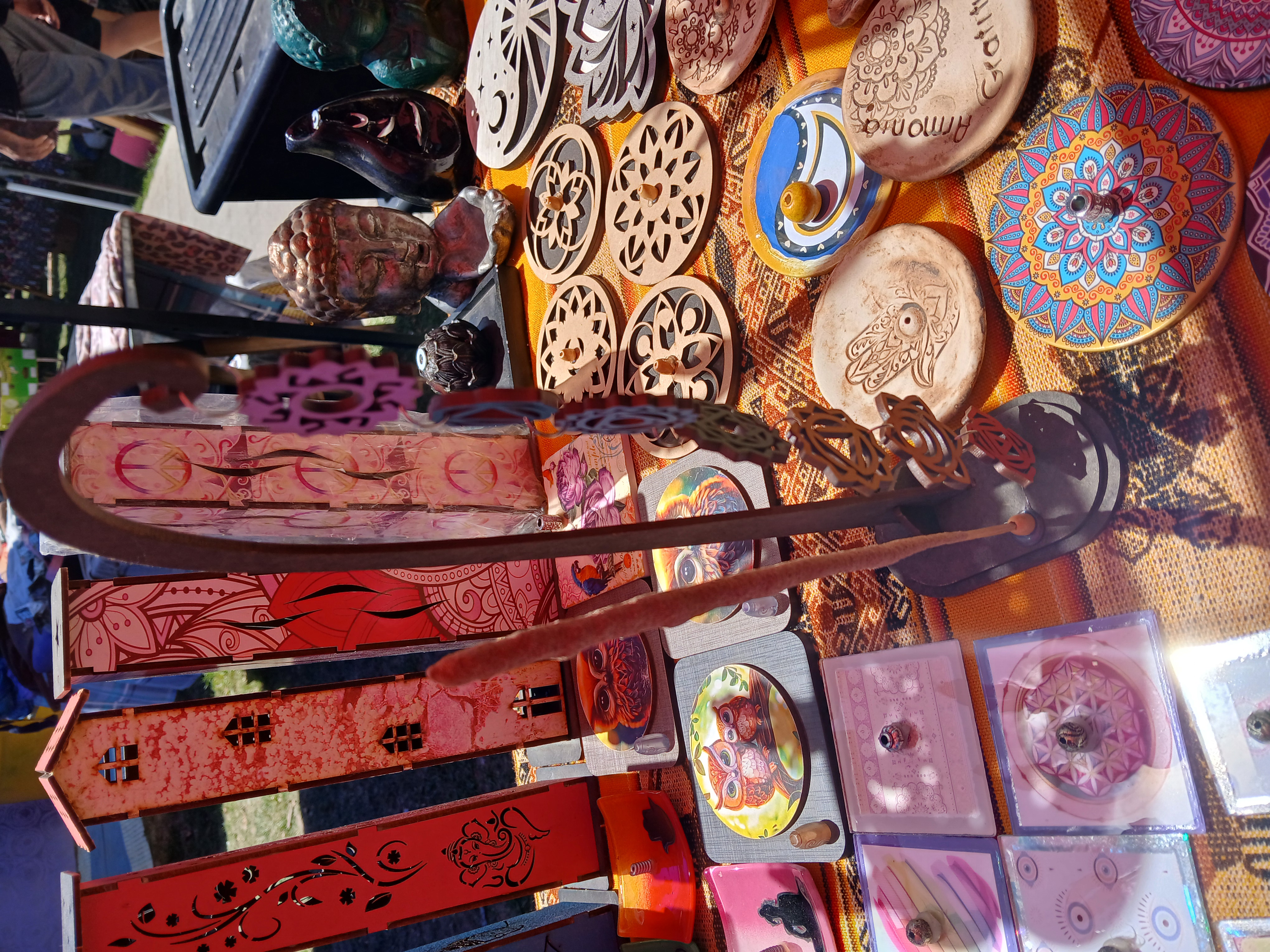 Objetos de diseño y artesanías en un puesto de feria